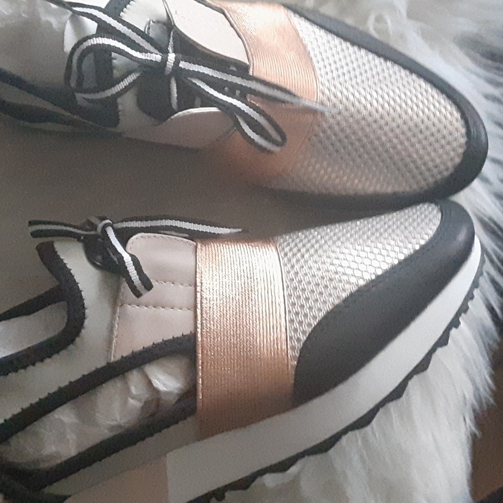 Sneakers - Picture 2 of 7